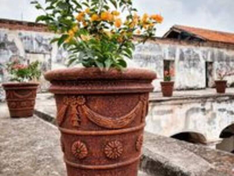 Maceteros de barro en Ciudad de Guatemala 