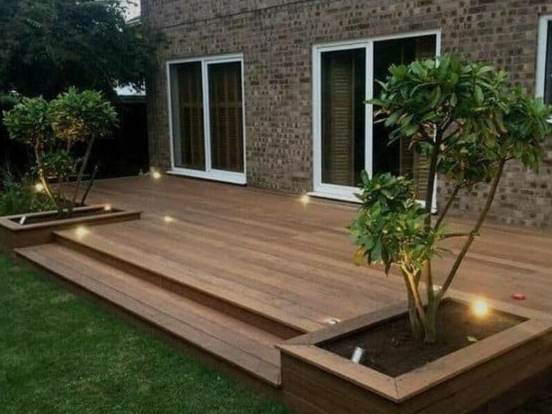 Deck de madera con iluminación 