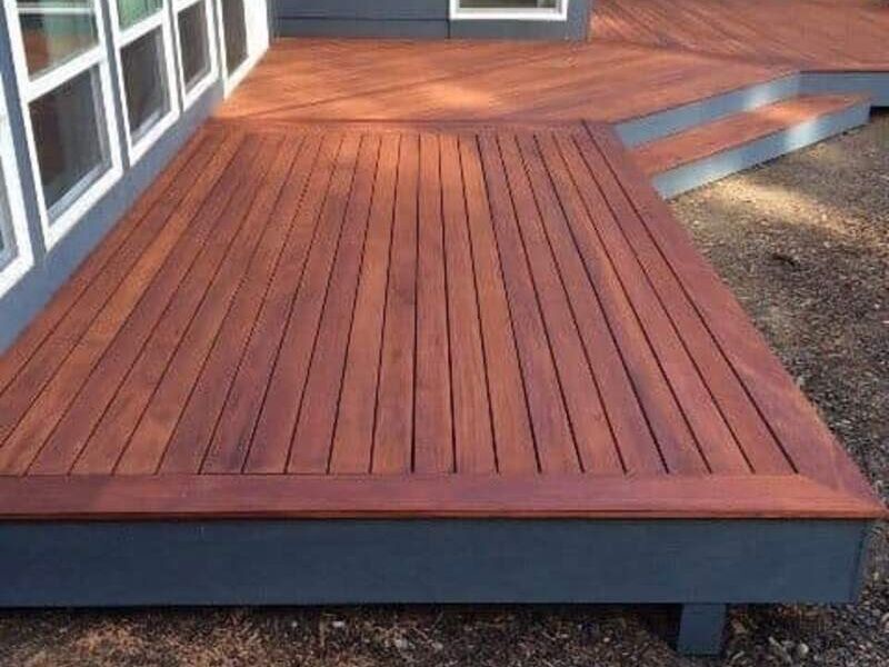 Deck de madera oscura 