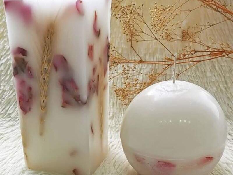 Velas con  trigo y pétalos de rosas