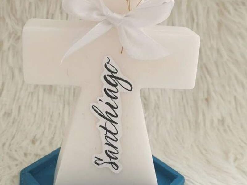  Velita de cruz personalizada con una base 