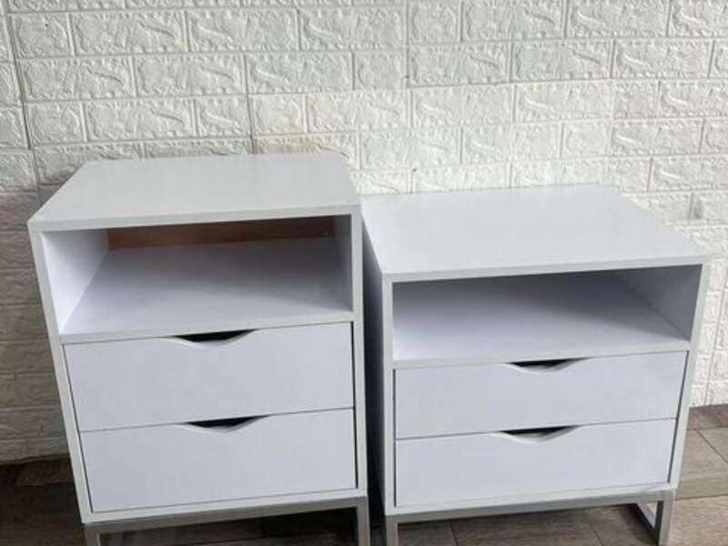 Mesitas de noche  Con base metálica 