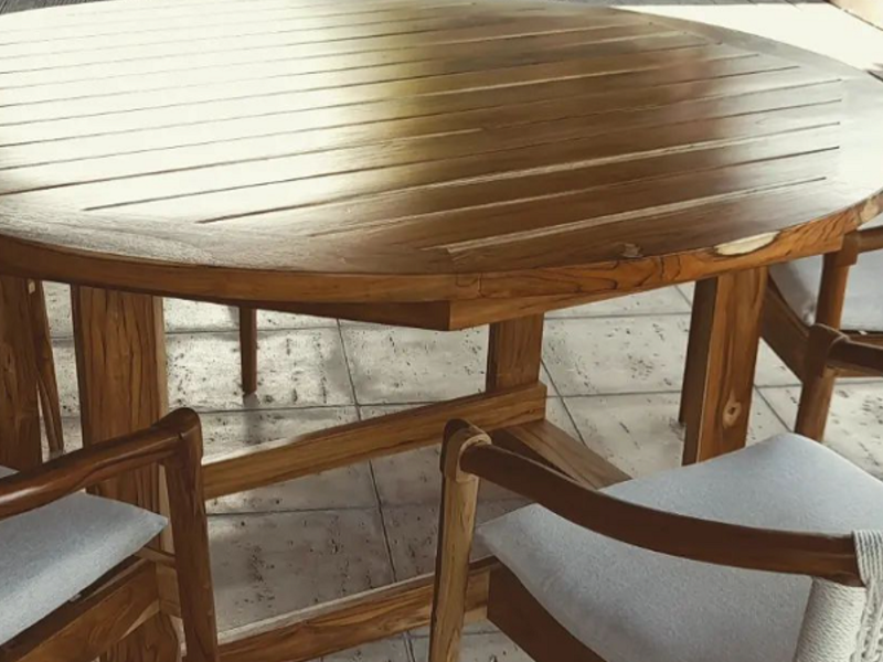 Mesa de comedor tono madera Ciudad Vieja