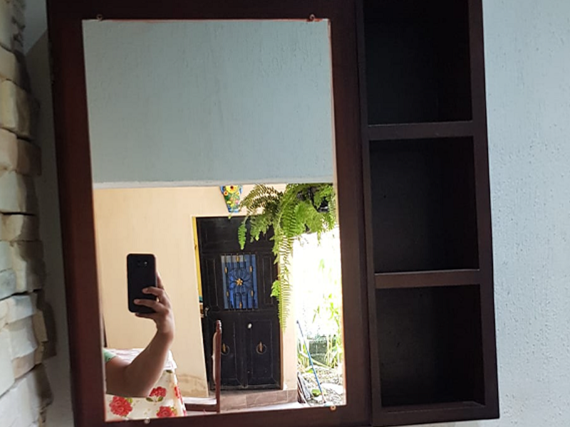 Estantería café con espejo para baños Jalapa