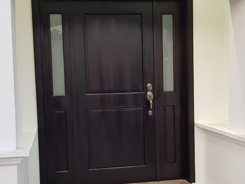 Puerta de madera café oscuro Jalapa
