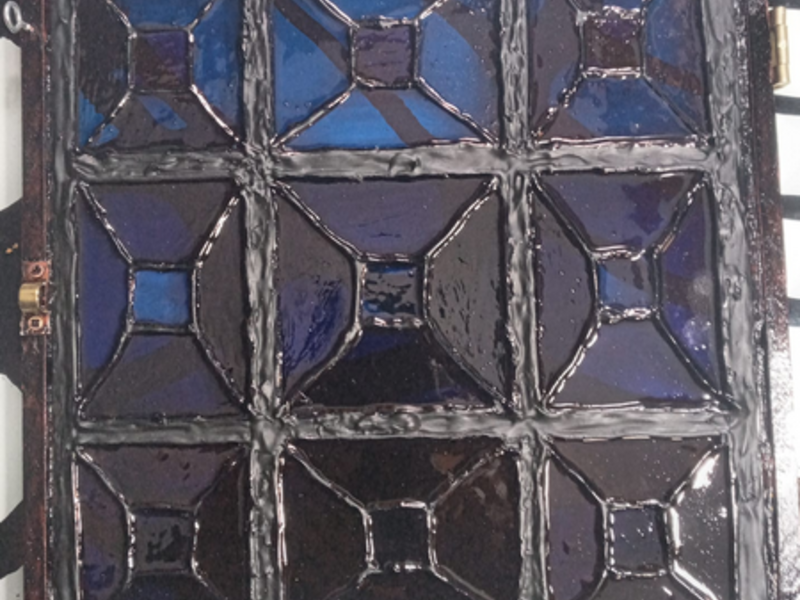 Ventana de vidrio oscuro