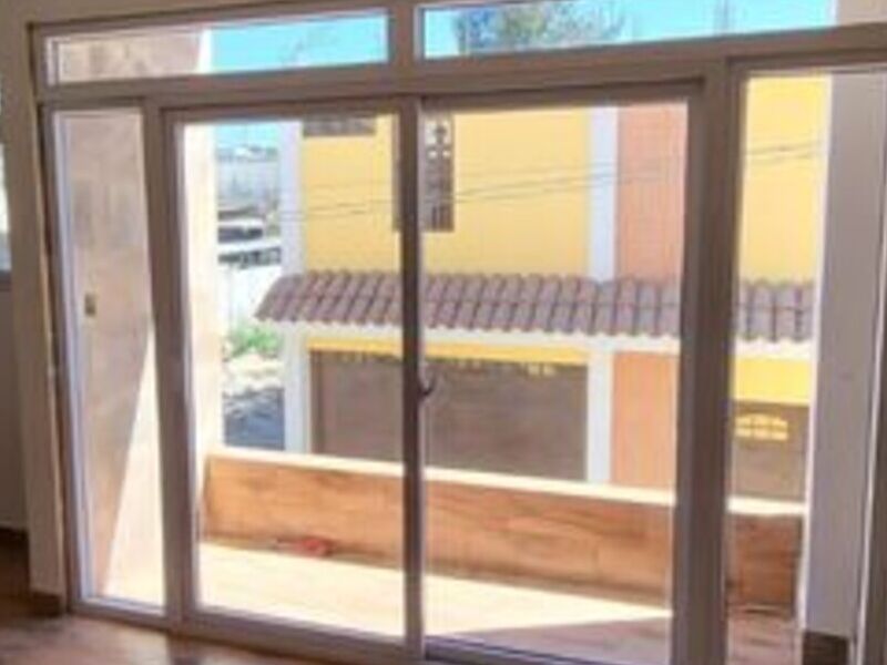 Puerta abatible de aluminio