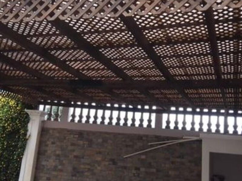 pérgola de aluminio acabado madera