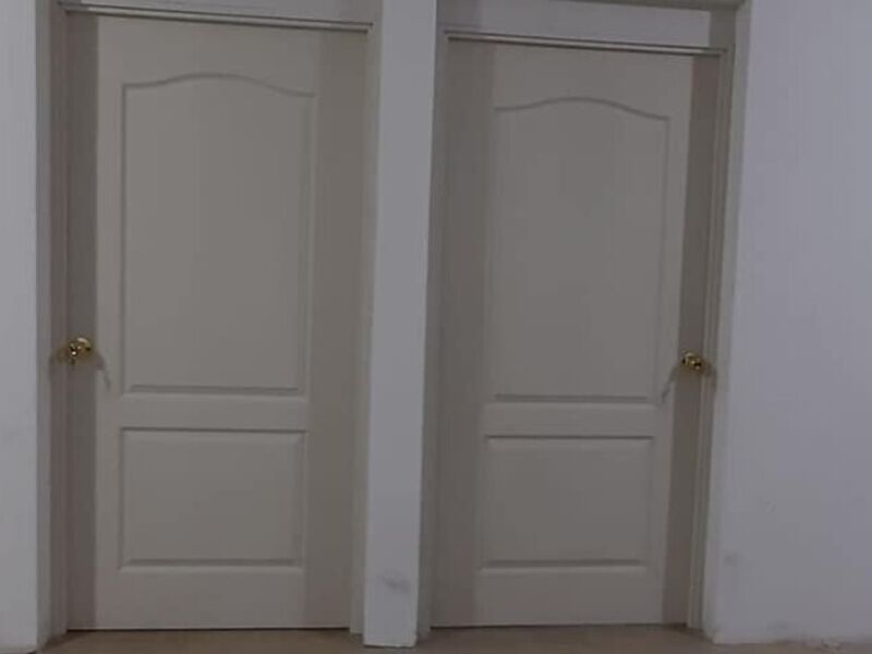 Puerta de madera blanca