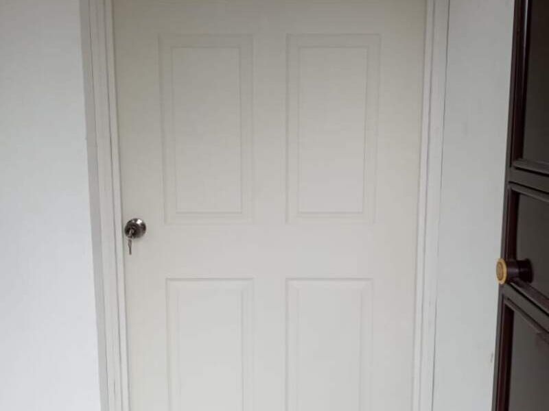 Puerta blanca de madera