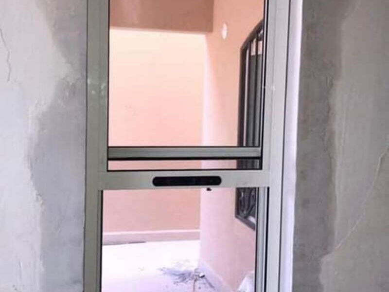 Ventana corrediza blanca