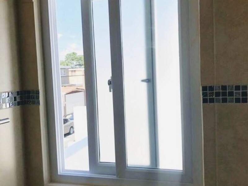 Ventana de aluminio Mixco