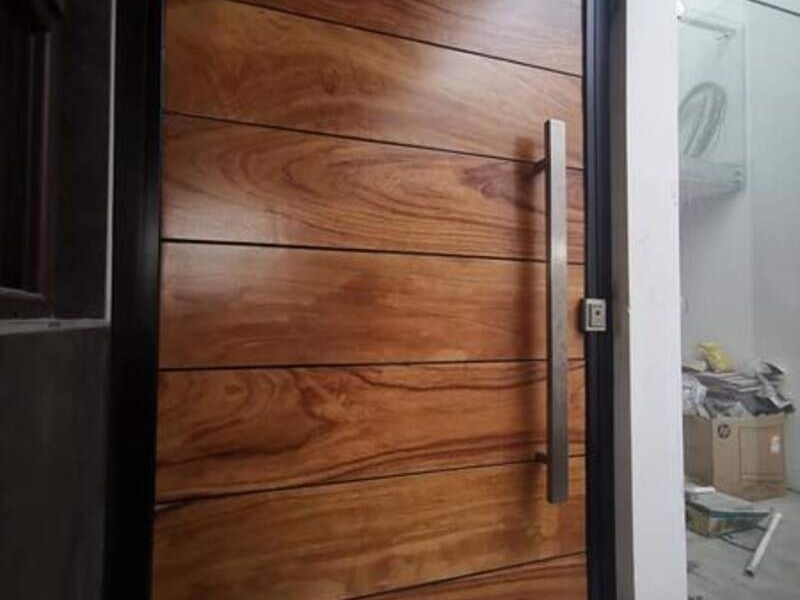 Puerta de madera Mixco
