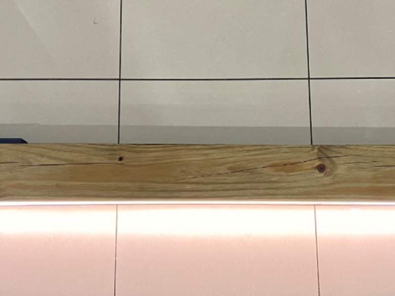 Iluminación led techo madera
