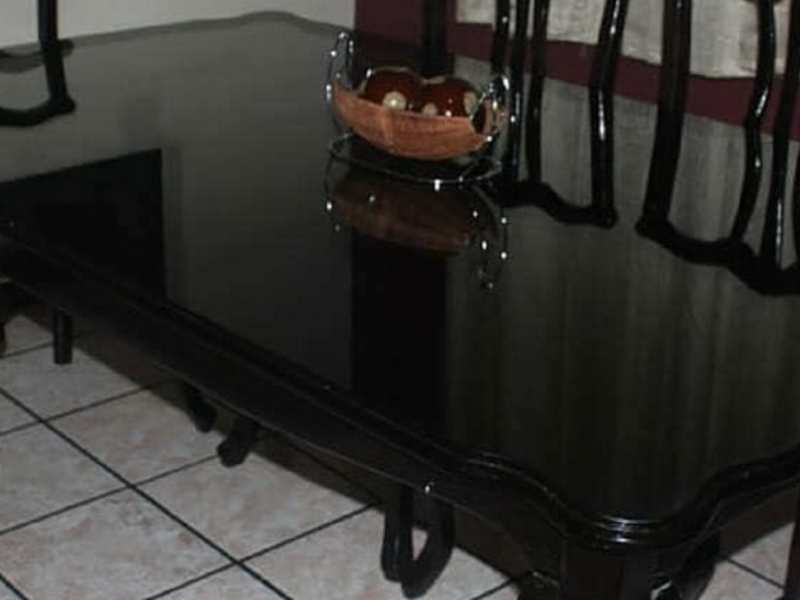 Mesa cuadrada de vidrio 