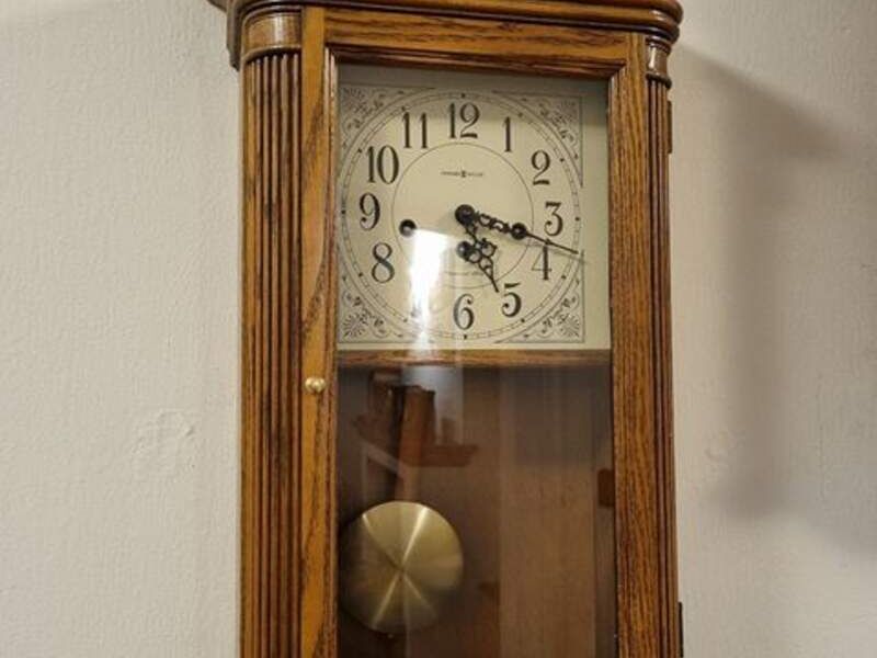 Reloj Howard Miller Roble