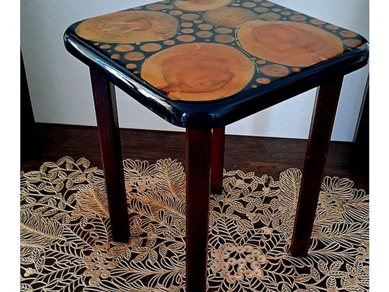 MESA NEGRA FIGURAS