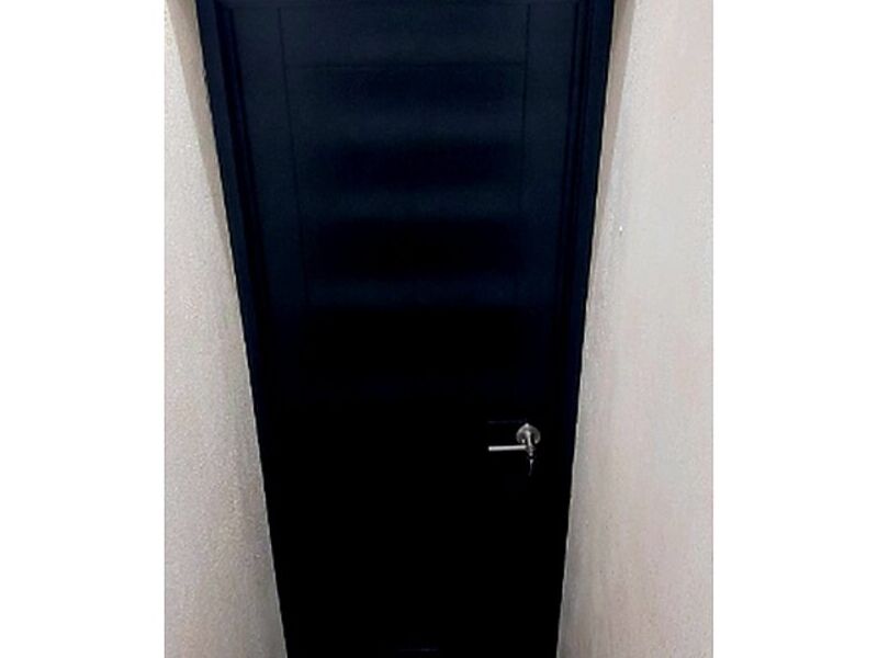 Puerta de madera negra