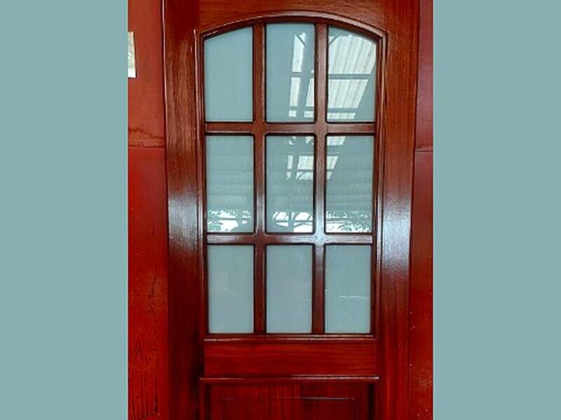 Puerta de madera con iluminación