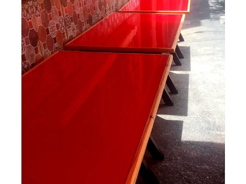Mesas de madera color rojo