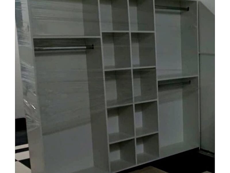 ESTANTERÍA PARA DORMITORIO GRIS