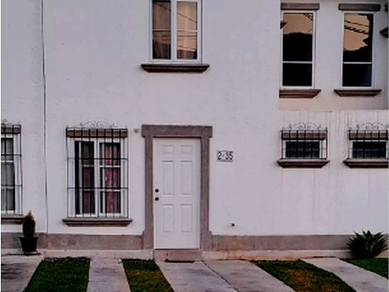 CASA en RENTA 2 niveles