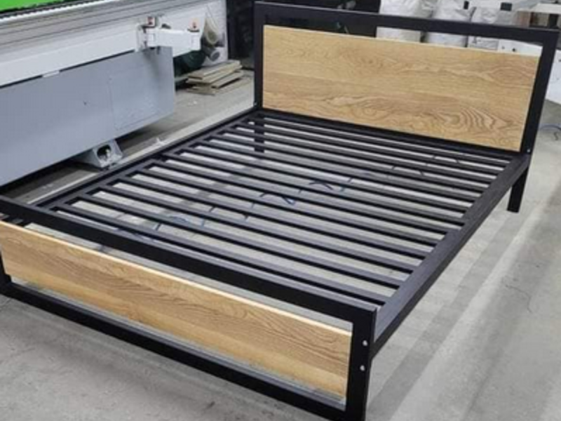 Cama de metal y madera