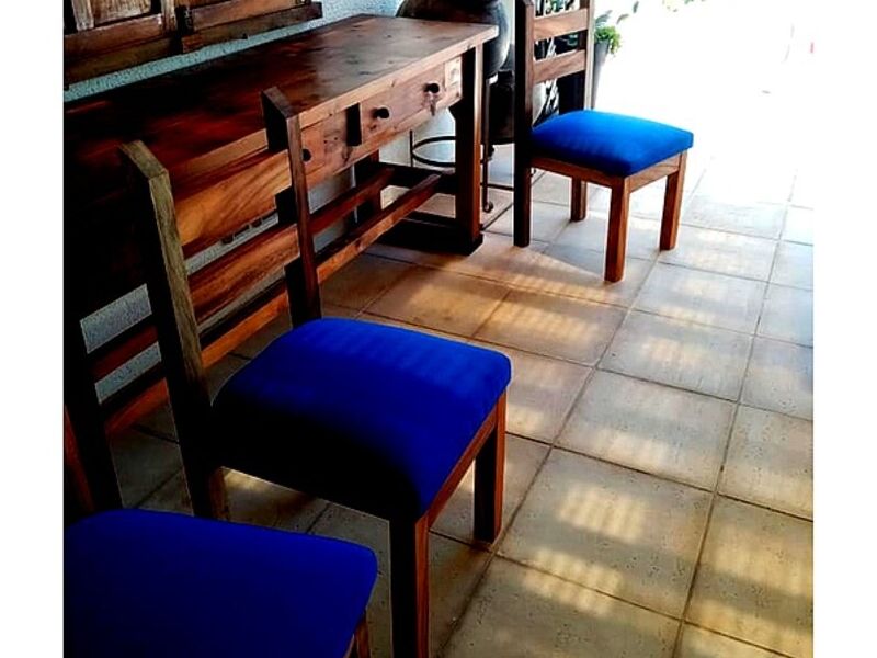SILLAS DE MADERA ASIENTO AZUL