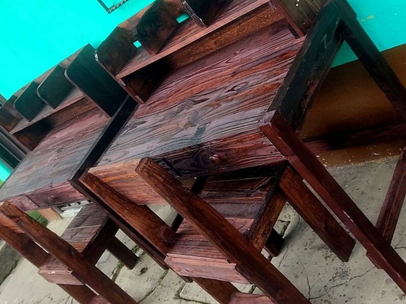 Escritorios con silla en nogal oscuro