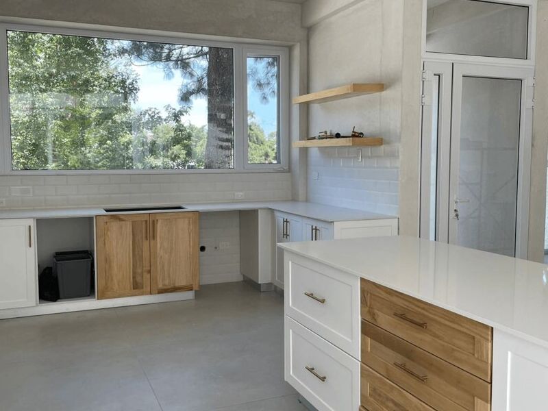 Cocina blanca tonos madera Guatemala