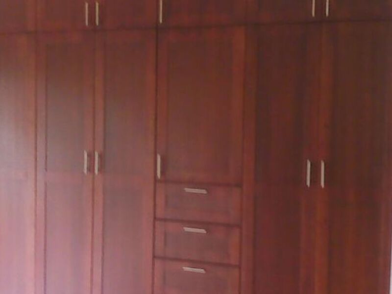 Closet de pared vino tinto