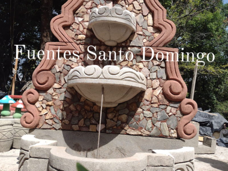 Fuente decorada piedras rojo Guatemala