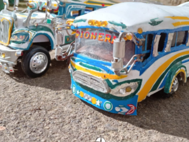 Bus miniatura azul blanco