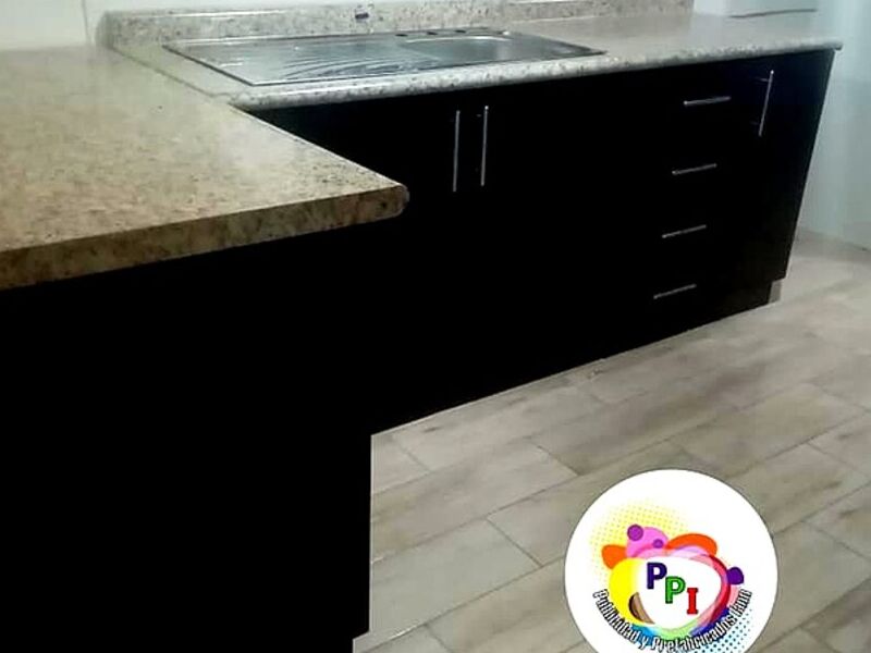 Muebles oscuros mesón Guatemala