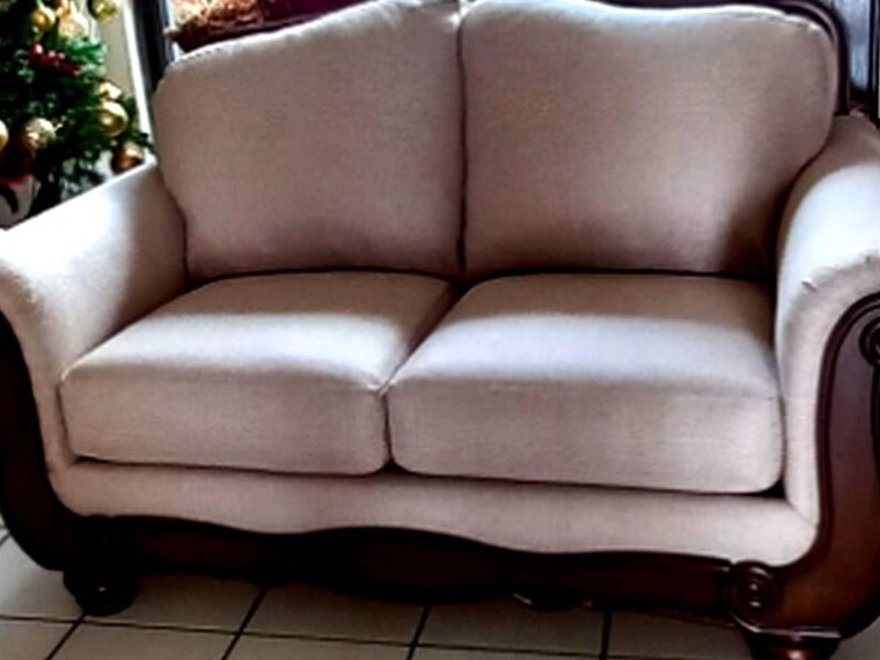 SOFA DOS PLAZAS BLANCO GUATEMALA