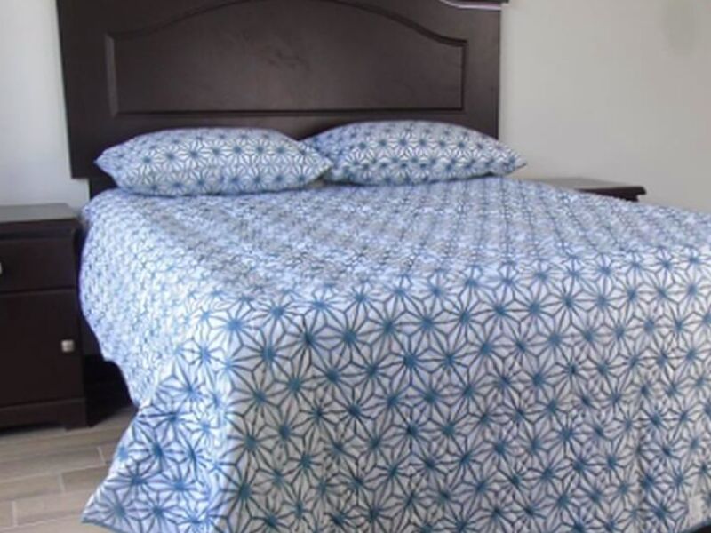 Cama de madera moderna Mixco 