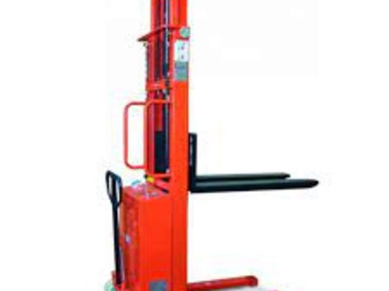 Stacker eléctrico naranja en GT