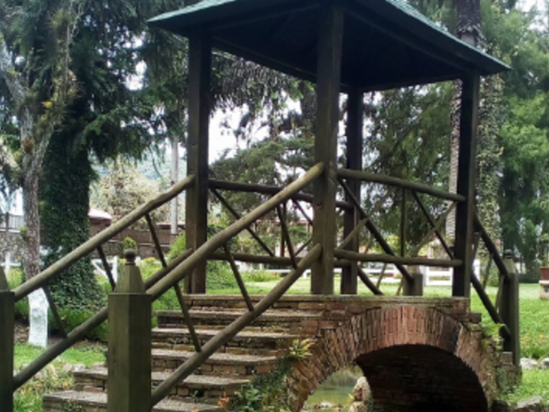 Puente decorativo de madera Mixco