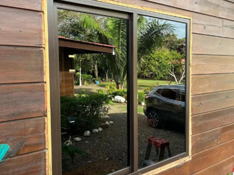 Marco marrón de madera para ventana Guatemala