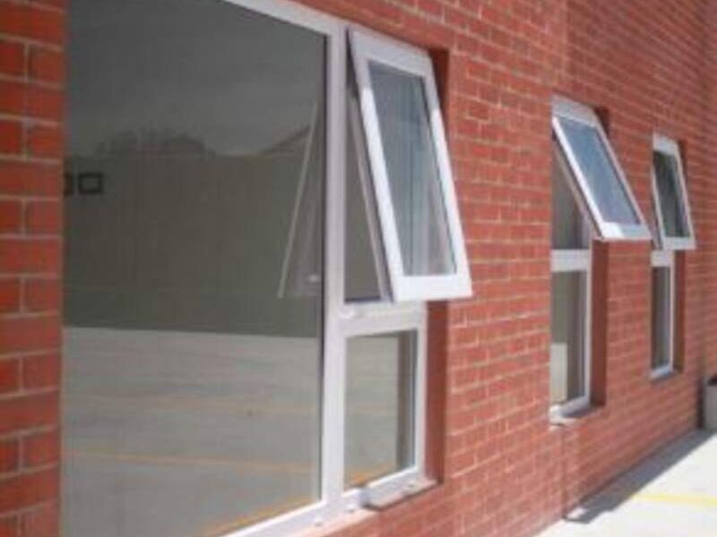 Ventana proyectable PVC Instalumsa