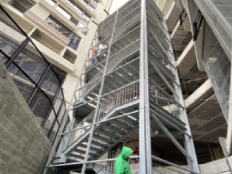 Construcción escaleras de emergencia Petapa