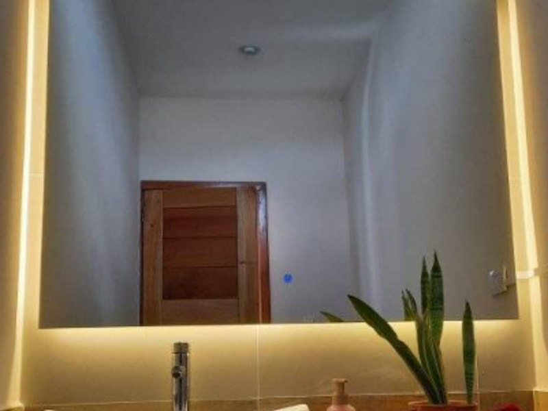 ESPEJO RECTANGULAR CON LUZ LED CIUDAD DE GT. 