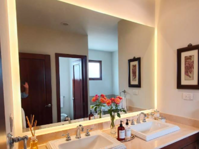 ESPEJO RECTANGULAR CON LUZ LED CIUDAD DE GT. 