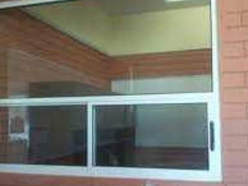 Ventana de aluminio en pared 