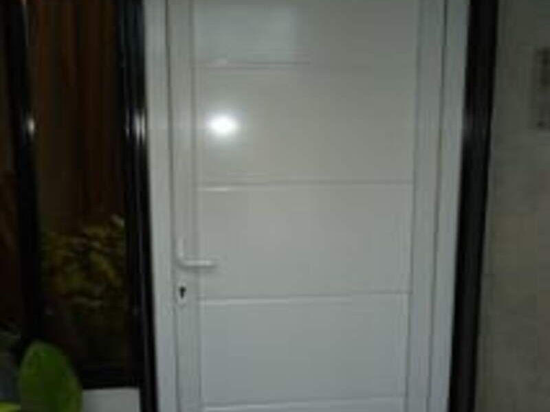 puerta abatible pvc Guatemala 