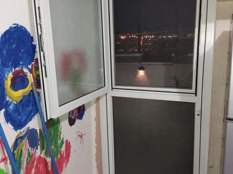 Puerta con ventana de aluminio Mixco