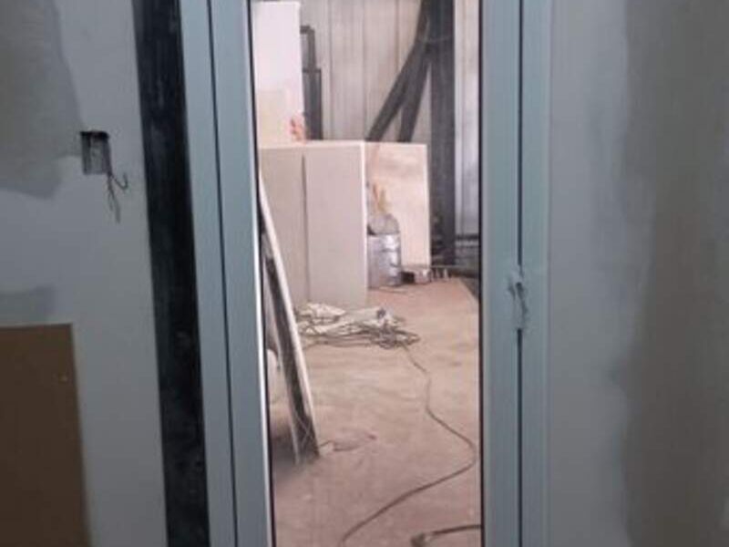 puerta aluminio blanco Chinautla