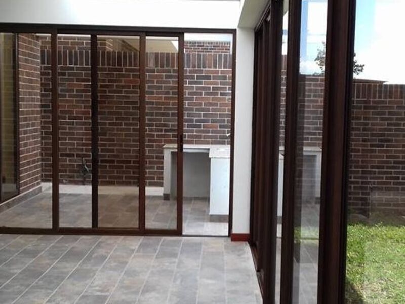Ventanería uPVC Nogal oscuro Amatitlán