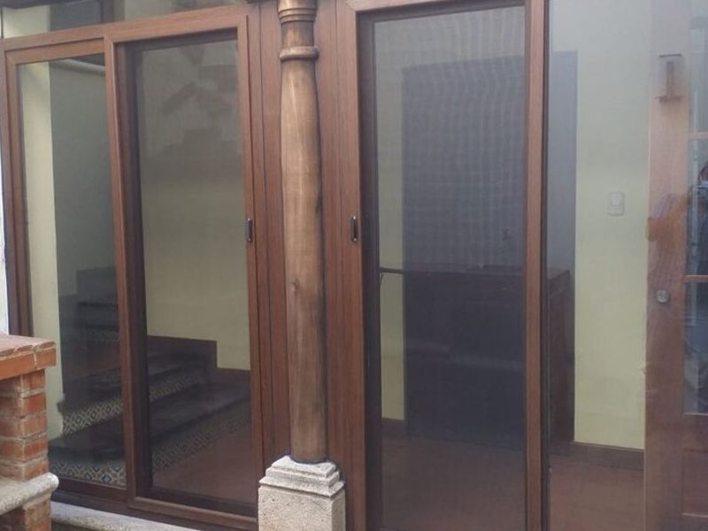 Ventanas en color madera Mixco
