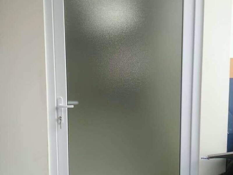 Puerta abatible con vidrio